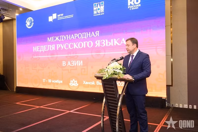 El subdirector de Rossotrudnichestvo, Pavel Anatolyevich Shevtsov, habla en la ceremonia.