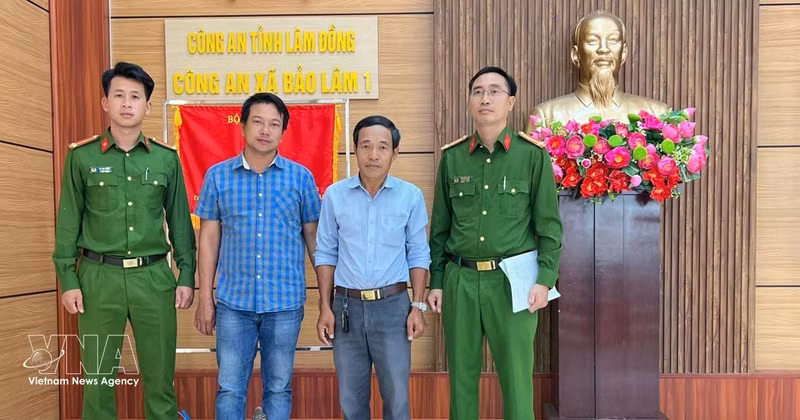 El animal, un ejemplar adulto de 52 cm de largo y más de 5 kg de peso, fue entregado por Doan Hong Hai, residente en la aldea Loc Quang (Fuente: VNA)