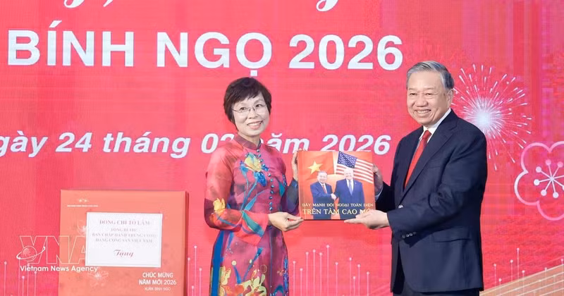 La directora general de la VNA, Vu Viet Trang, obsequia al secretario general To Lam un libro fotográfico realizado por reporteros de la agencia. (Foto: VNA)