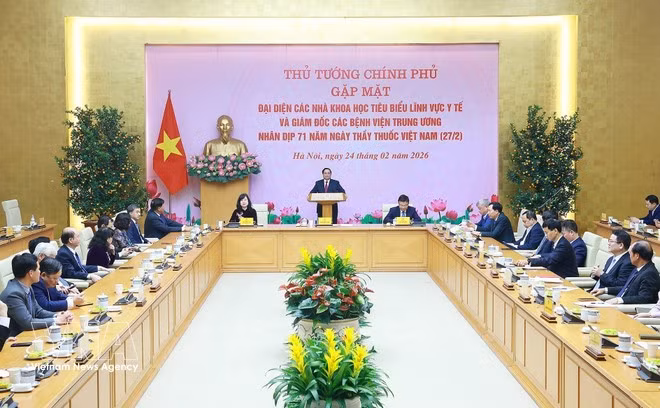 Primer ministro se reúne con científicos destacados por el Día de Médico de Vietnam (Foto: VNA)