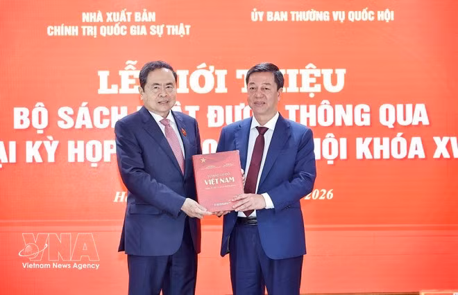 El director y editor jefe de la editorial Su That, Vu Trong Lam, entrega obsequio al presidente de la Asamblea Nacional de Vietnam, Tran Thanh Man. (Foto: VNA)