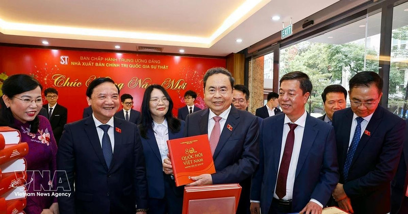 El presidente de la Asamblea Nacional (AN) de Vietnam, Tran Thanh Man, asiste a una ceremonia de presentación de la colección de leyes aprobadas por la AN de la XV Legislatura en su décimo período de sesiones. (Foto: VNA)