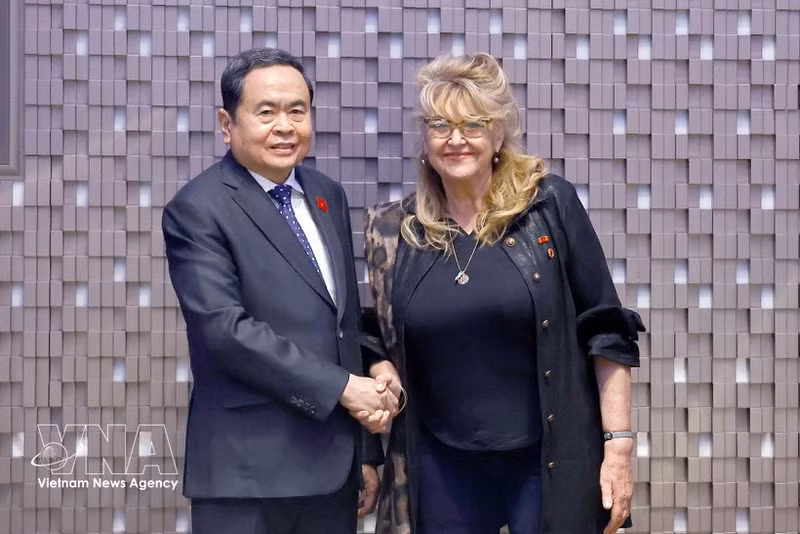 El presidente de la Asamblea Nacional de Vietnam, Tran Thanh Man, se reúne con Sandra Scagliotti, cónsul honoraria de Vietnam en Turín. (Foto: VNA)