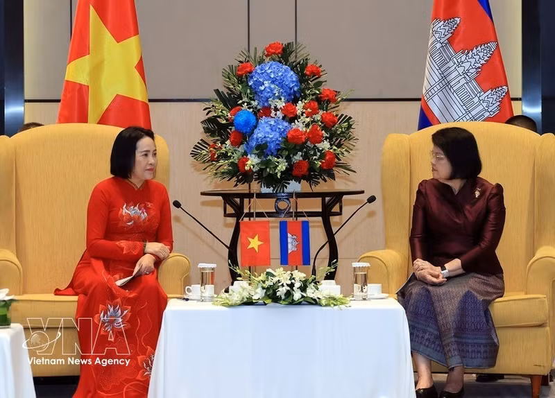 La vicepresidenta de la Asamblea Nacional de Vietnam, Nguyen Thi Thanh (izquierda), dialoga con la titular de la Asamblea Nacional de Camboya, Samdech Khuon Sudary. (Foto: VNA)