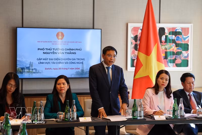 El viceprimer ministro Nguyen Van Thang se reúne con representantes de expertos vietnamitas en los campos de las finanzas y la tecnología. (Foto: VNA)