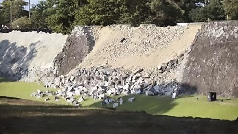 Un muro dañado tras un terremoto en la prefectura de Kumamoto, Japón, el 28 de julio de 2026. (Foto: Kyodo/VNA)