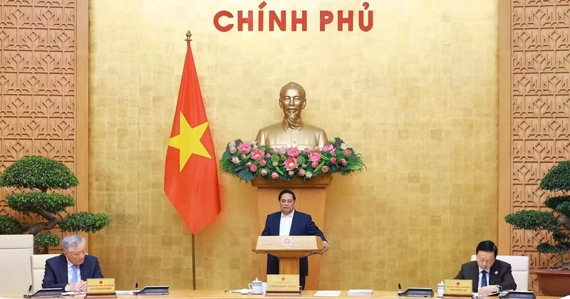 El primer ministro Pham Minh Chinh preside la reunión del Gobierno. (Foto: VNA)