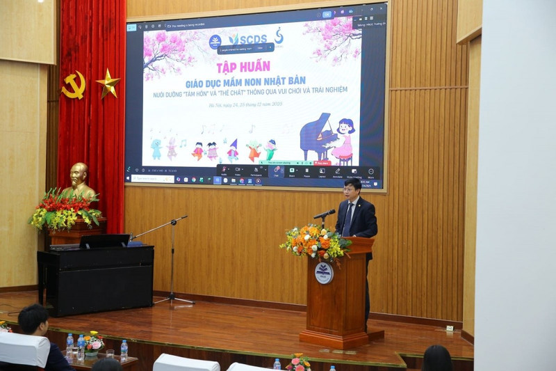 El profesor asociado y doctor Nguyen Van Hien, presidente del Consejo de la Universidad Pedagógica de Hanói habla en la cita.