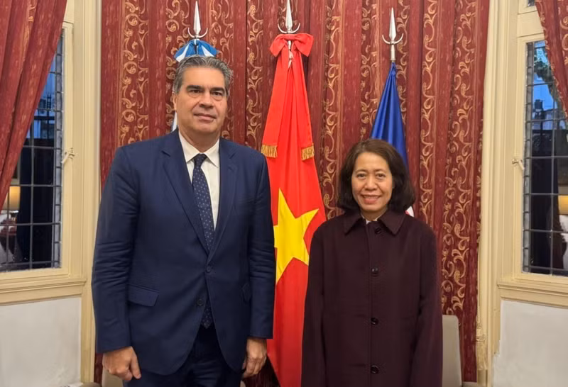 La embajadora de Vietnam en Argentina, Ngo Minh Nguyet, y el senador Jorge Milton Capitanich, presidente del Grupo Parlamentario de Amistad con Asia. (Foto: VNA)