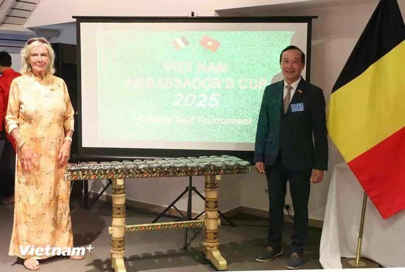 El embajador de Vietnam en Bélgica y ante la Unión Europea, Nguyen Van Thao, y la presidenta de la sección belga de la Asociación Hoi An-Vietnam para las Víctimas del Agente Naranja/Dioxina, Chris Geyskens (Foto: VNA) 