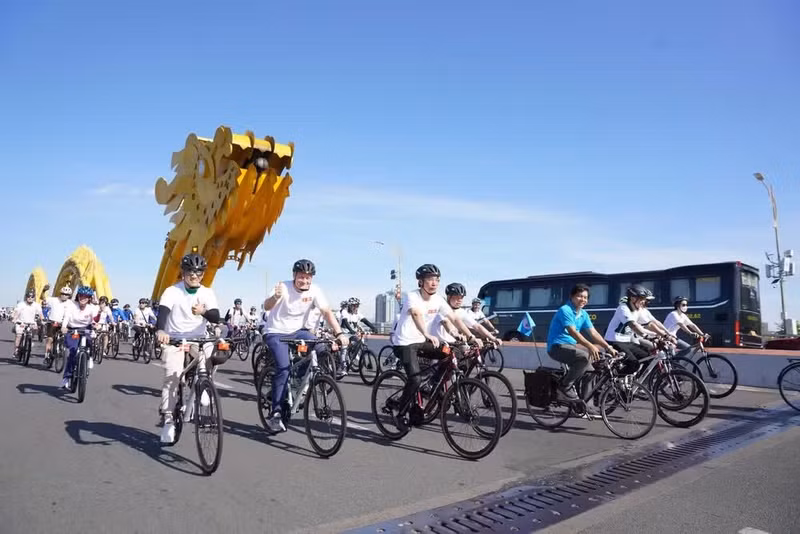 Una recorrido ciclístico por lugares emblemáticos de Da Nang.