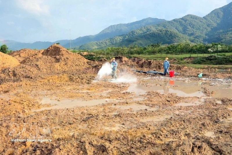 Tratamiento de tierras contaminadas con dioxinas en el aeropuerto A So (Foto: VNA)