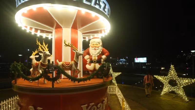 Así se vive la Navidad en un centro comercial de Yangon, Myanmar.