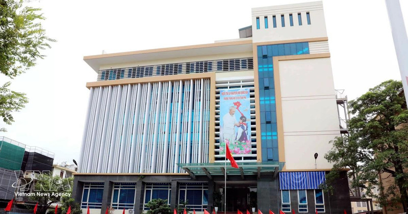 La antigua sede administrativa de la provincia de Thai Binh fue renovada en aulas y salas, solucionando la falta de infraestructura de la escuela secundaria Tran Phu. (Fuente: VNA)