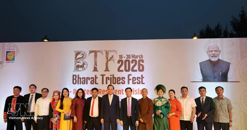 El ministro de Asuntos Étnicos y Religiosos de Vietnam, Dao Ngoc Dung, y la delegación vietnamita de alto rango posan para una foto conmemorativa en el Bharat Tribes Fest 2026. (Foto: VNA)