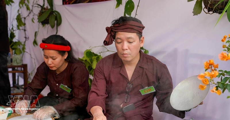 El proceso de elaboración del rollo de arroz al vapor requiere la experiencia y la habilidad del artesano (Foto: VNA)