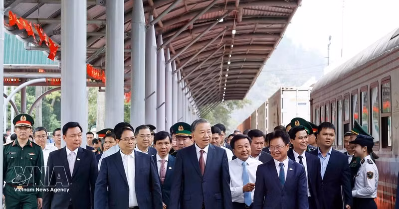 El secretario general del Partido Comunista de Vietnam, To Lam, el primer ministro Pham Minh Chinh y altos dirigentes, inspeccionan la estación de Dong Dang, en la provincia norteña de Lang Son (Foto: VNA)