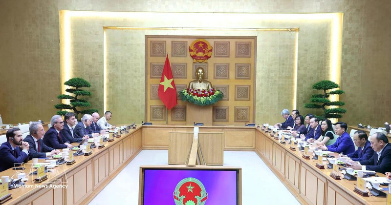El viceprimer ministro de Vietnam, Tran Hong Ha, sostiene la reunión con la misión de inspección de la Comisión Europea. (Foto: VNA)