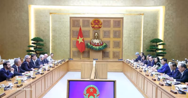 El viceprimer ministro de Vietnam, Tran Hong Ha, sostiene la reunión con la misión de inspección de la Comisión Europea. (Foto: VNA)
