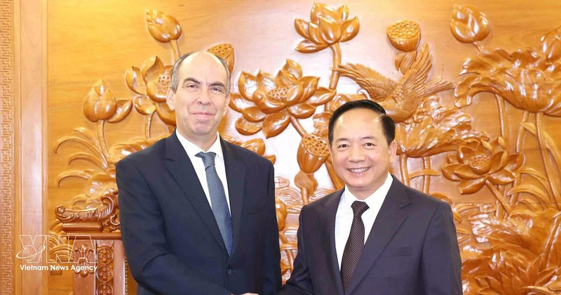 El miembro del Buró Político y jefe de la Comisión de Propaganda y Movilización de Masas del Comité Central del Partido Comunista de Vietnam, Trinh Van Quyet, y el embajador de Cuba, Rogelio Polanco Fuentes. (Foto: VNA)