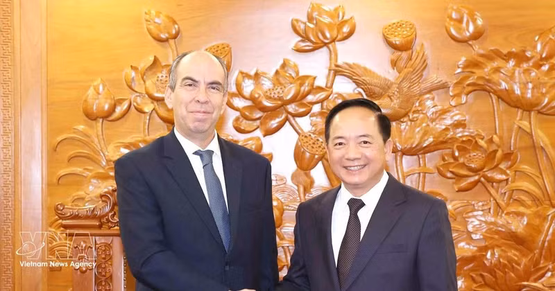 El miembro del Buró Político y jefe de la Comisión de Propaganda y Movilización de Masas del Comité Central del Partido Comunista de Vietnam, Trinh Van Quyet, y el embajador de Cuba, Rogelio Polanco Fuentes. (Foto: VNA)