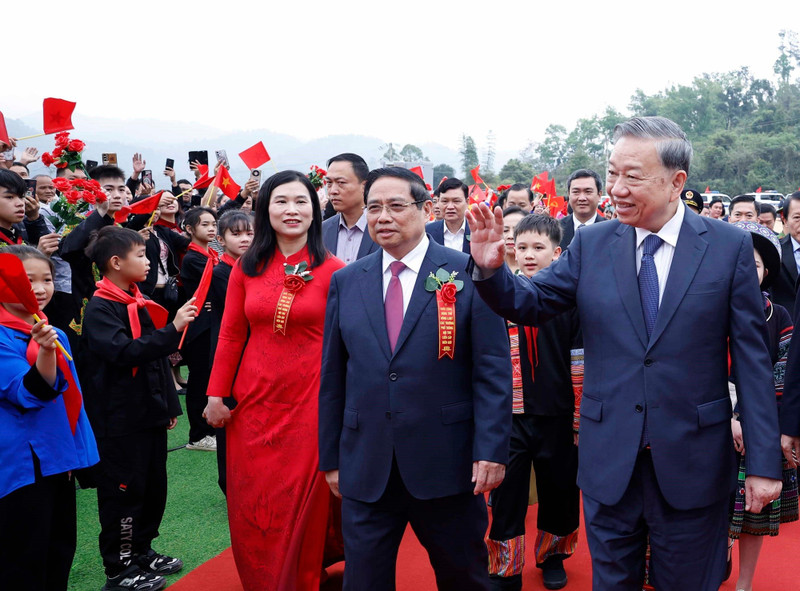 El secretario general del PCV, To Lam, y el premier Pham Minh Chinh acuden a la ceremonia.