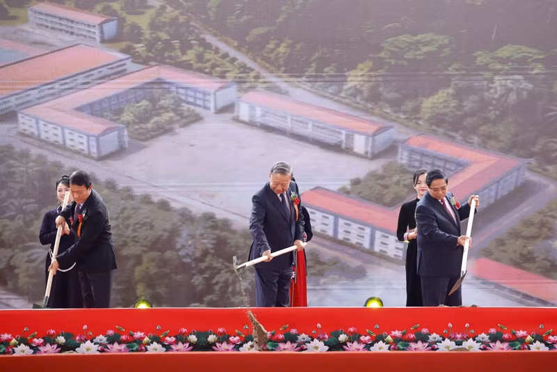 El secretario general del PCV, To Lam, el primer ministro Pham Minh Chinh, y los representantes realizan acto de inicio de construcción de escuelas.