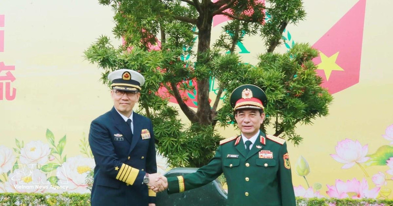 El general Phan Van Giang, ministro de Defensa de Vietnam, y su homólogo chino, el coronel general Dong Jun (Fuente: VNA)