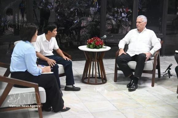 El primer secretario del Comité Central del Partido Comunista de Cuba y presidente de la República, Miguel Díaz-Canel Bermúdez (derecha), en el encuentro (Foto: VNA)