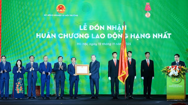 El secretario general del Partido Comunista de Vietnam, To Lam, otorga la Orden del Trabajo de primera clase al Ministerio de Agricultura y Medio Ambiente.