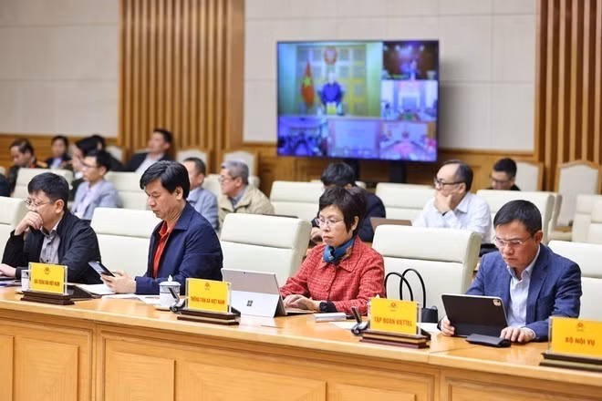 Miembros del Comité Directivo Nacional de Defensa Civil asisten a una reunión en la sede del Gobierno. (Foto: VNA)