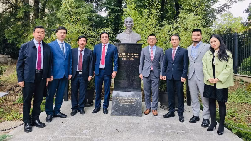 La delegación visita la sede de la Embajada de Vietnam en Austria. (Foto: Nhan Dan)