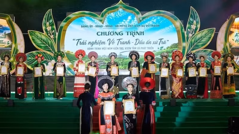 Las 20 finalistas presentan la colección de ao dai.