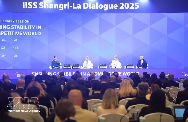 El general Phan Van Giang, ministro de Defensa Nacional de Vietnam, asiste al 22º Diálogo de Shangri-La en 2025. (Foto: VNA)