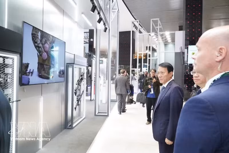 El ministro de Seguridad Pública de Vietnam, general Luong Tam Quang, visita el espacio de exhibición en el Foro Internacional de Seguridad de Rusia. (Foto: VNA)
