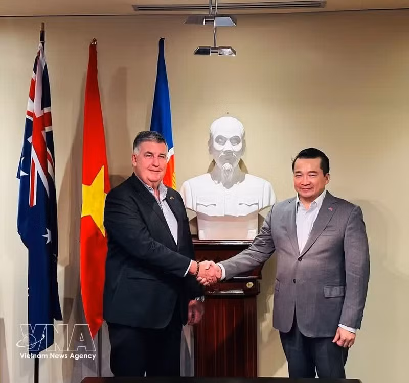 El cónsul general de Vietnam en Perth, Pham Hai Anh, y David Morgan, presidente del Consejo Empresarial Australia Occidental-Vietnam (WAVBC), en la ciudad de Perth, Australia. (Fuente: VNA)