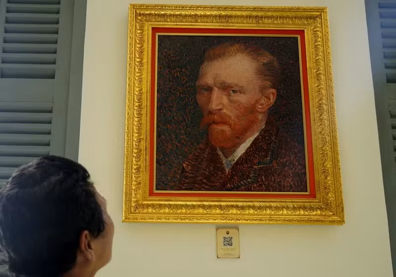 Visitantes admiran obras del maestro Van Gogh.