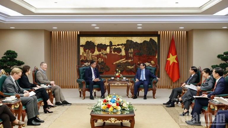 El primer ministro de Vietnam, Pham Minh Chinh, recibe al embajador de Suecia en Vietnam, Johan Ndisi.