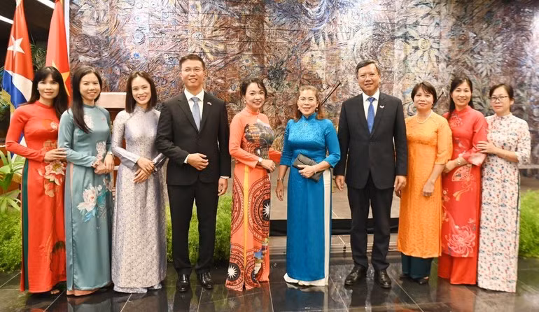 Personal de la Embajada de Vietnam en Cuba asiste a la ceremonia.