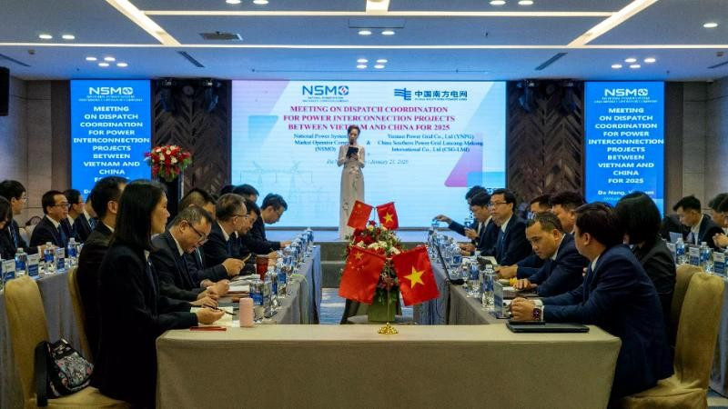 Vista de la Conferencia sobre la coordinación de la operación de la red eléctrica interconectada Vietnam-China.