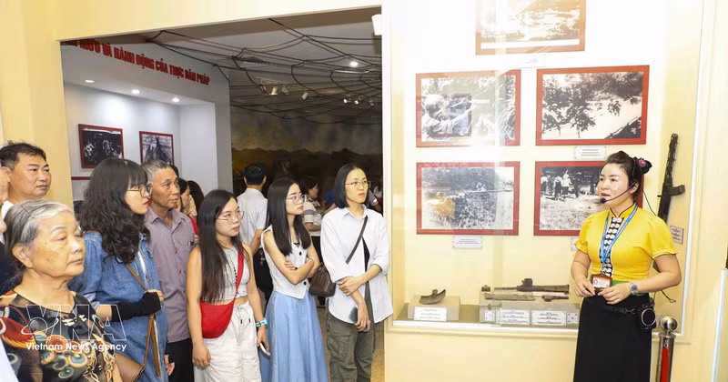 Turistas en el Museo de Victorias de Dien Bien Phu. (Foto: VNA)