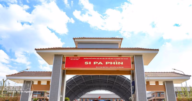 Una escuela multinivel en la región fronteriza de Si Pa Phin, provincia de Dien Bien, antes de su inauguración. (Foto: VNA)