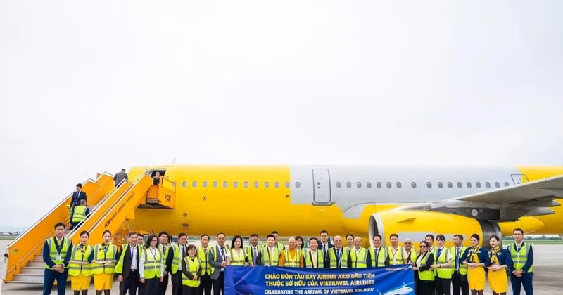 Representantes de Vietravel Airlines y el nuevo avión. (Fuente: Internet)