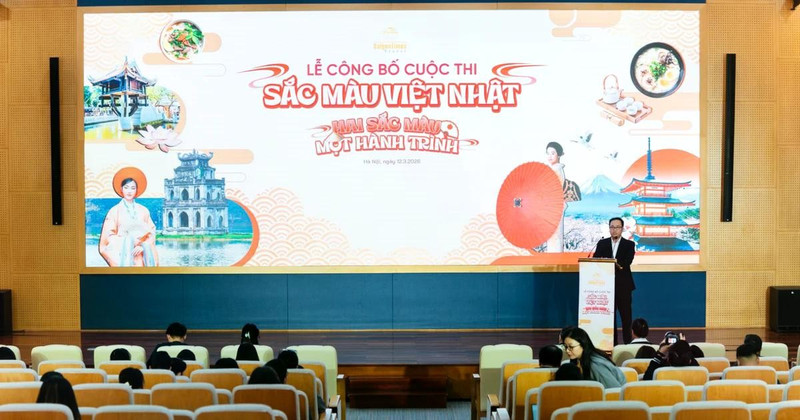 En el acto de lanzamiento.