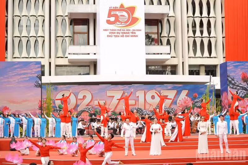 A continuación, el secretario del Comité del Partido de la Ciudad Ho Chi Minh, Tran Luu Quang, pronunciará el discurso principal. Después hablará el secretario general del Partido y presidente del país, To Lam.