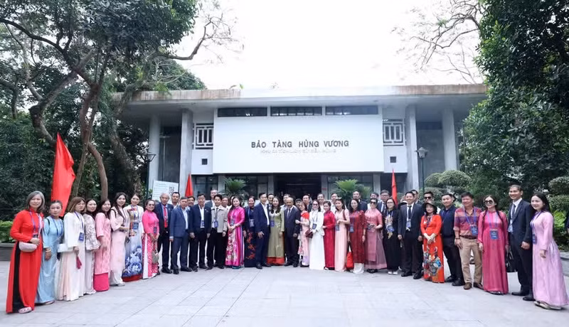 Los vietnamitas residentes en el extranjero visitan el Museo sobre los Reyes Hung.