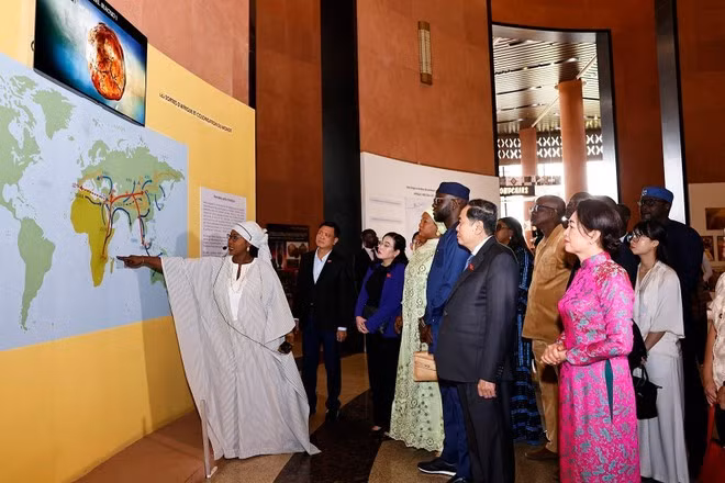 El presidente de la Asamblea Nacional de Vietnam, Tran Thanh Man, acompañado por su esposa y una delegación de alto nivel, visita el Museo de las Civilizaciones Negras en Dakar (Fuente: VNA)