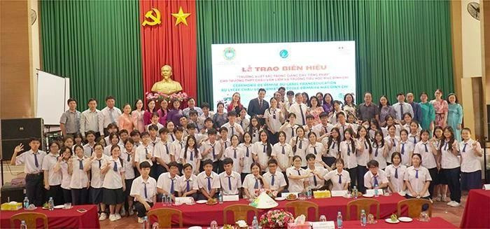 Delegados y estudiantes posan para una foto conmemorativa. (Foto: Cancillería)
