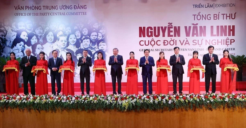 El secretario general del Partido Comunista de Vietnam, To Lam, asiste a la inauguración de la Exposición “Secretario general Nguyen Van Linh: Vida y trayectoria”. (Fuente: VNA) 