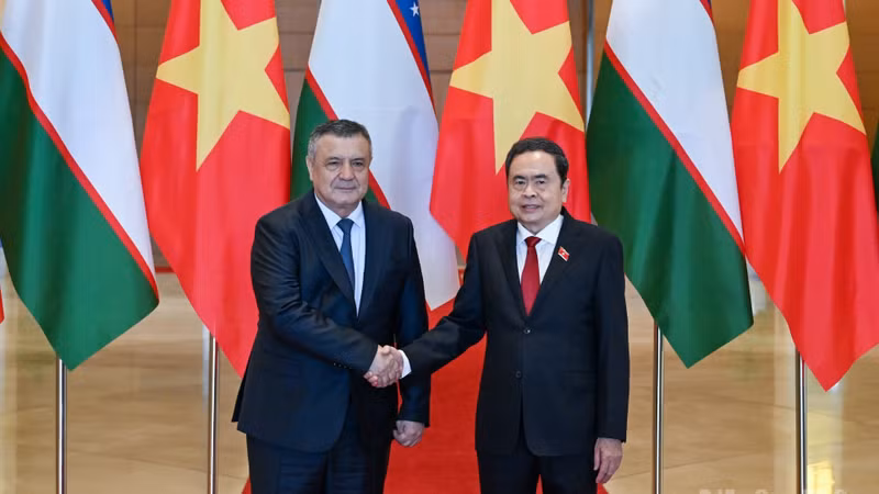 El presidente de la Asamblea Nacional de Vietnam, Tran Thanh Man (derecha), recibe al titular de la Cámara Legislativa del Oliy Majilis (Cámara baja) de Uzbekistán, Nuriddin Ismoilov (Foto: VNA)